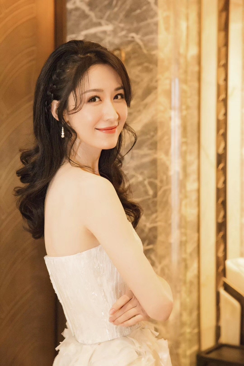 安家里知否小姐@演员张雯 长得是清新脱俗,不过这奇葩的爱情观真是让