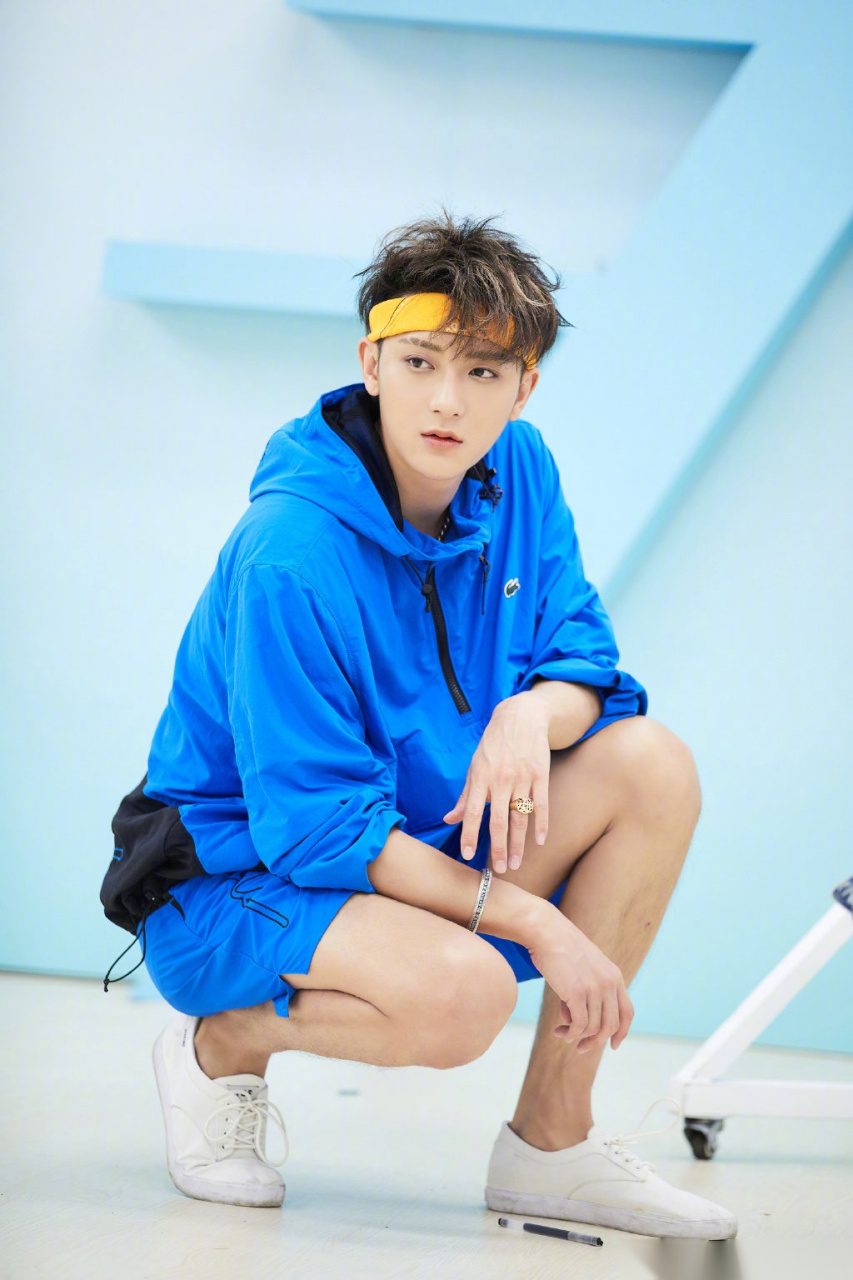 黄子韬@黄子韬橙色发带  头戴橙色发带活力青春四溢的韬教练将海览抖