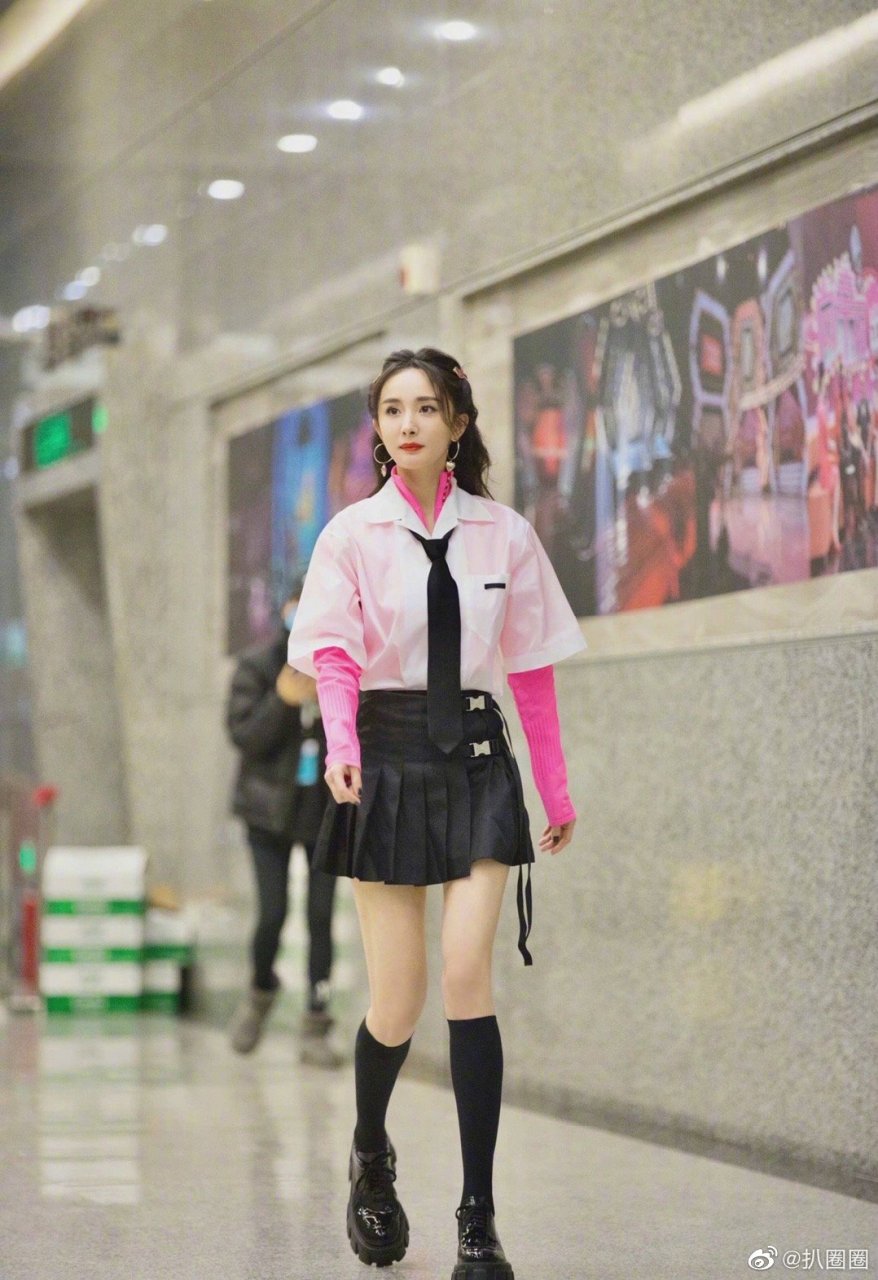 杨幂奇葩说录制路透,学院风造型可不可