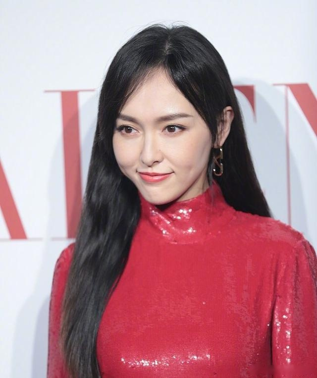 唐嫣生图曝光,脸部发福明显,苹果肌有点肿胀,整个脸显得好僵硬[捂脸]