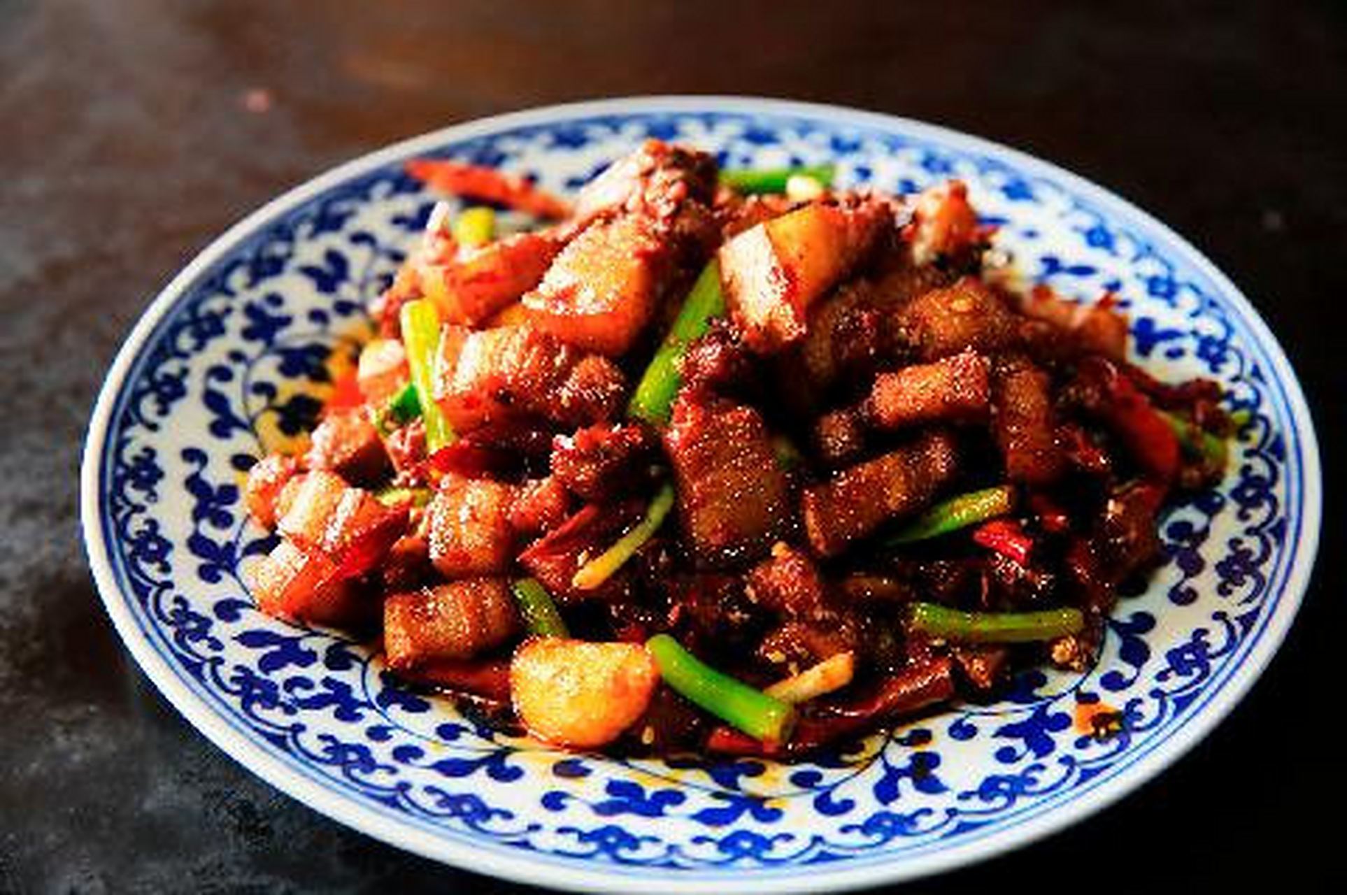 【赶马肉】赶马肉是腾冲马帮在风餐露宿的过程中形成的一种烹食方法.