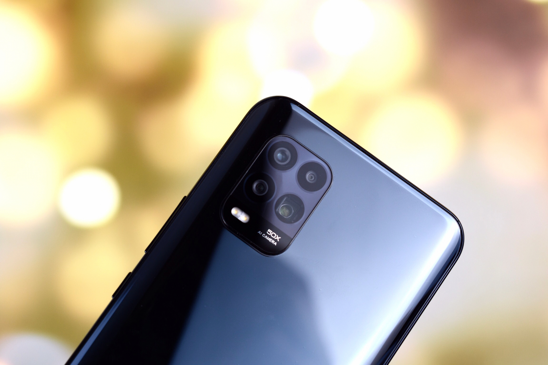 小米10青春版的这个水滴屏,应该是目前最小的水滴屏手机了,今年还发布