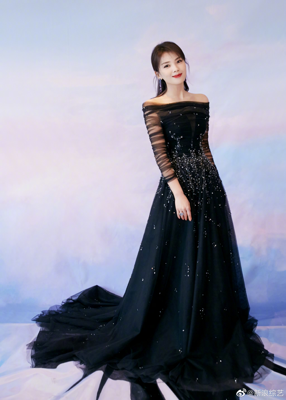 刘涛气质袭人, 涛姐@刘涛 身穿一字肩黑色碎钻长裙出席金鹰节颁奖