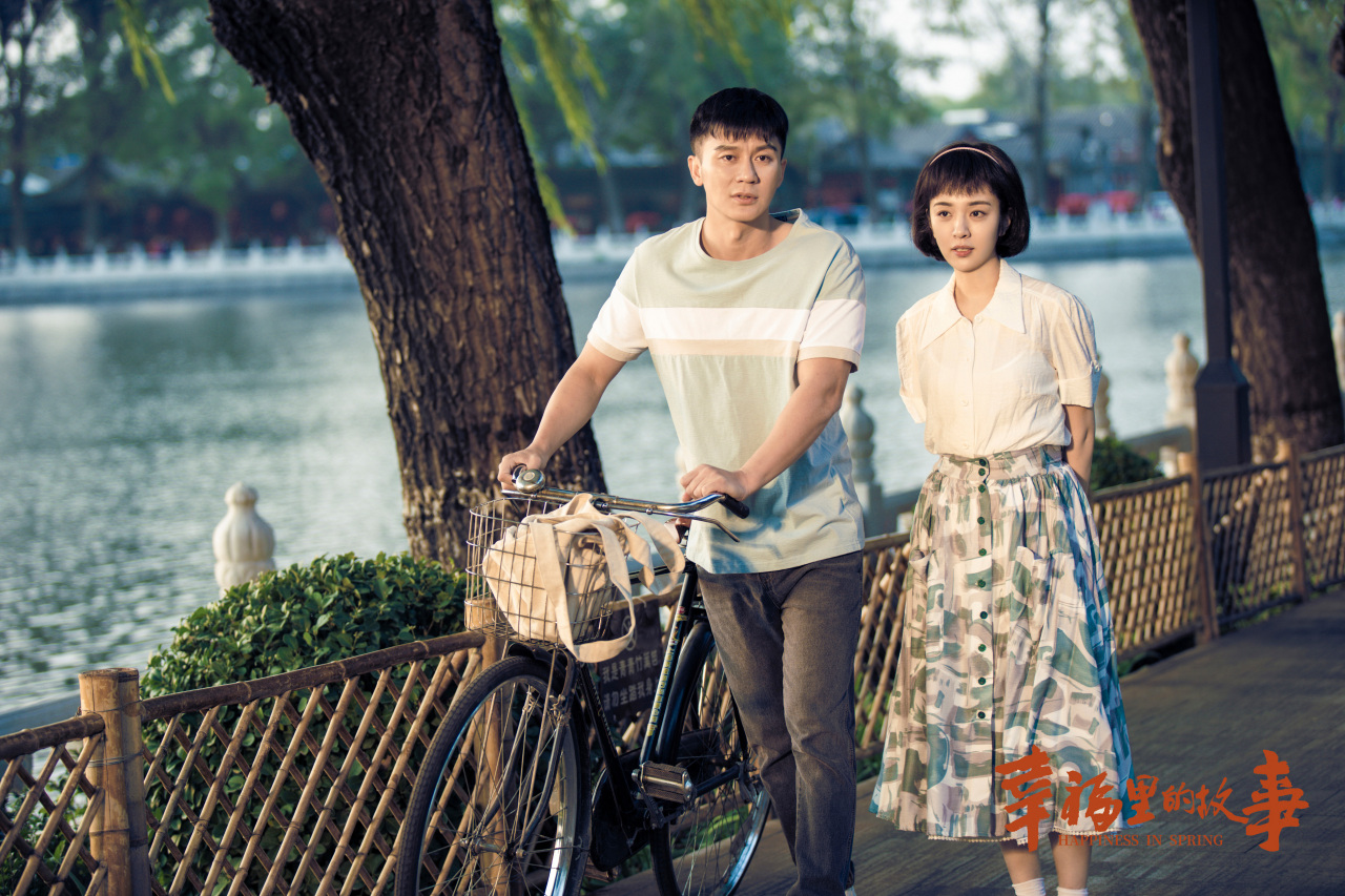 "相爱难,才体会这幸福,相守着,依偎生活的温度,红墙有绿瓦相配才不会