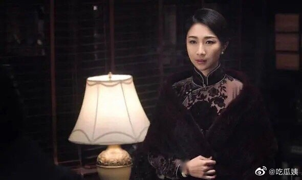 孙红雷老婆绝了!《新世界》里穿旗袍秀婀娜身段,现实穿衣更时髦