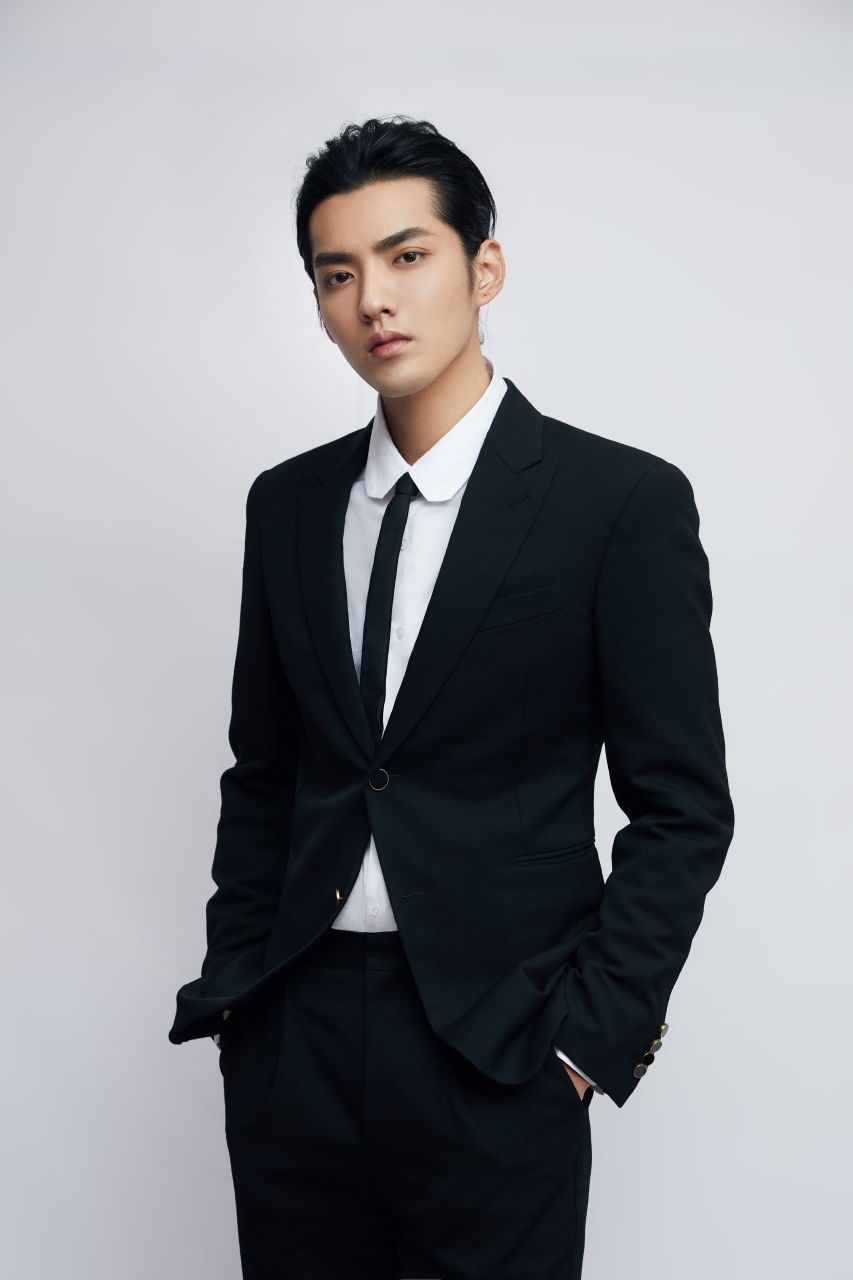 吴亦凡  吴亦凡@吴亦凡 出席"百星·百亿助力武汉"直播公益活动,感谢