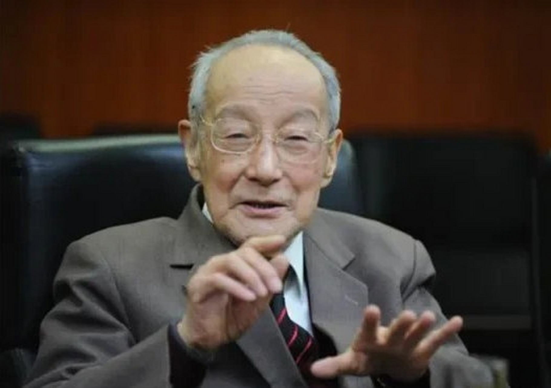 徐光宪,浙江绍兴人,毕业于哥伦比亚大学,一腔报国热血,让他放弃美国