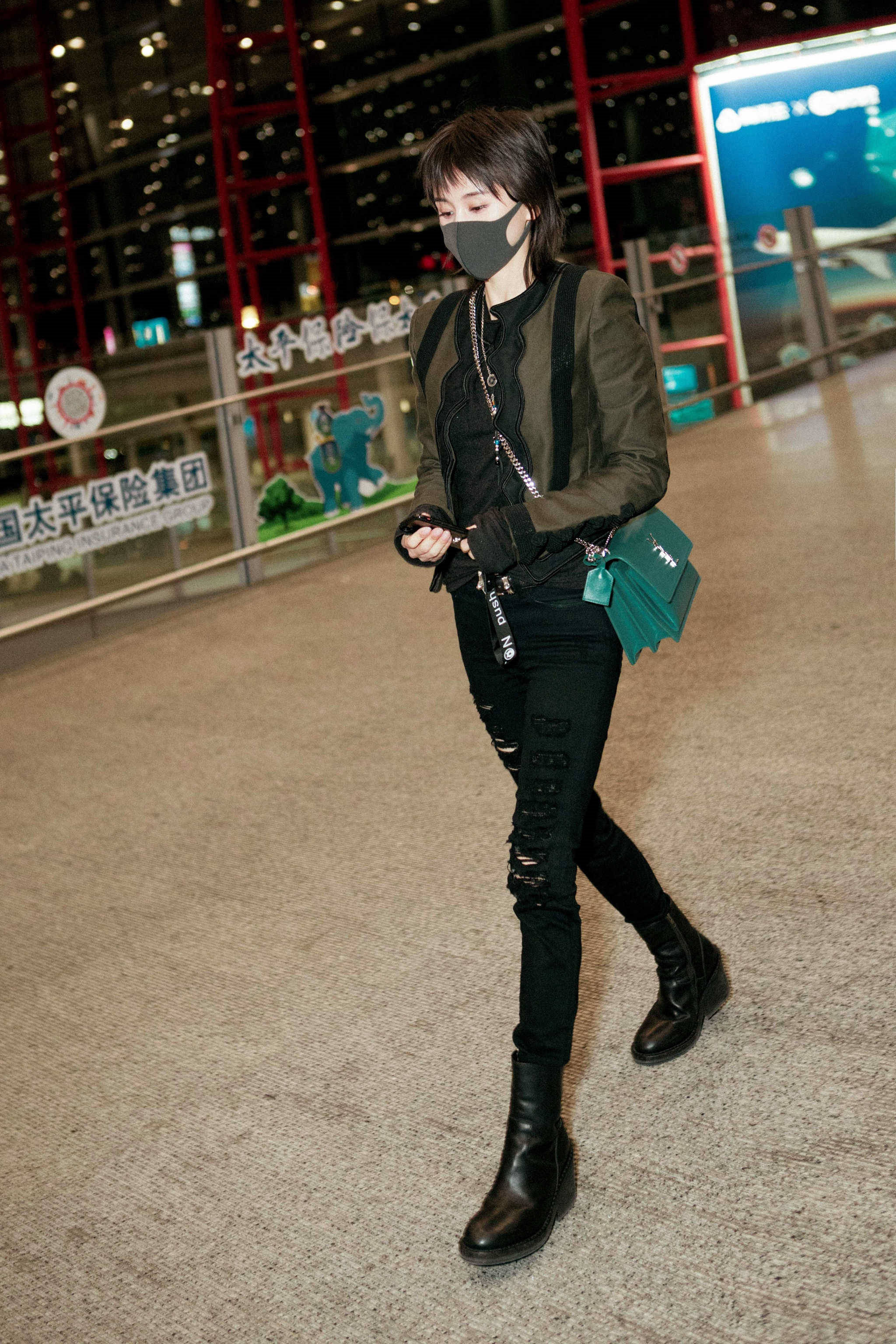 王子文亮相机场,一身黑色干练又帅气,搭配绿色的ysl包包独具个性