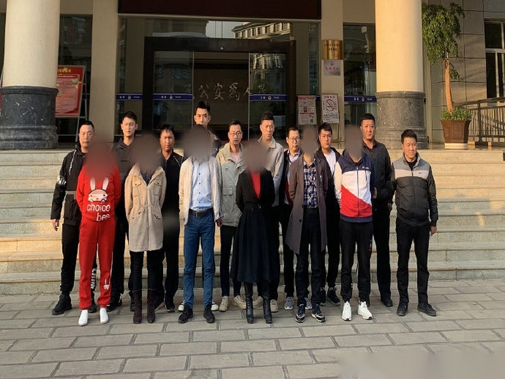 【泸西警方摧毁一网络电信诈骗 "洗钱"团伙】近日,泸西县公安局成功