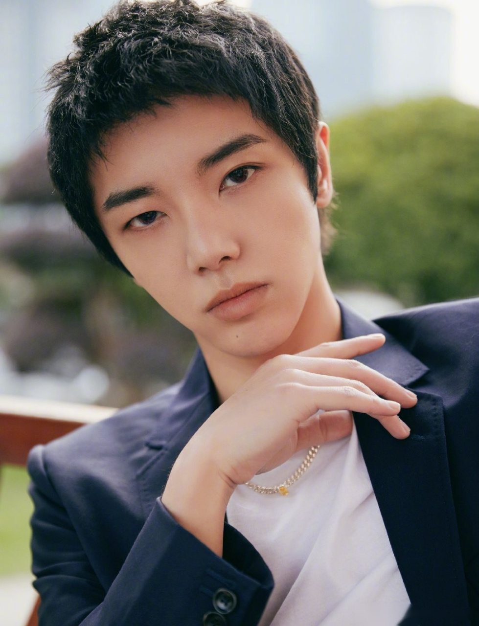 阳光温柔,秋日园林里闲庭信步的花花@华晨宇 ,眼睛里有熠熠闪耀的小