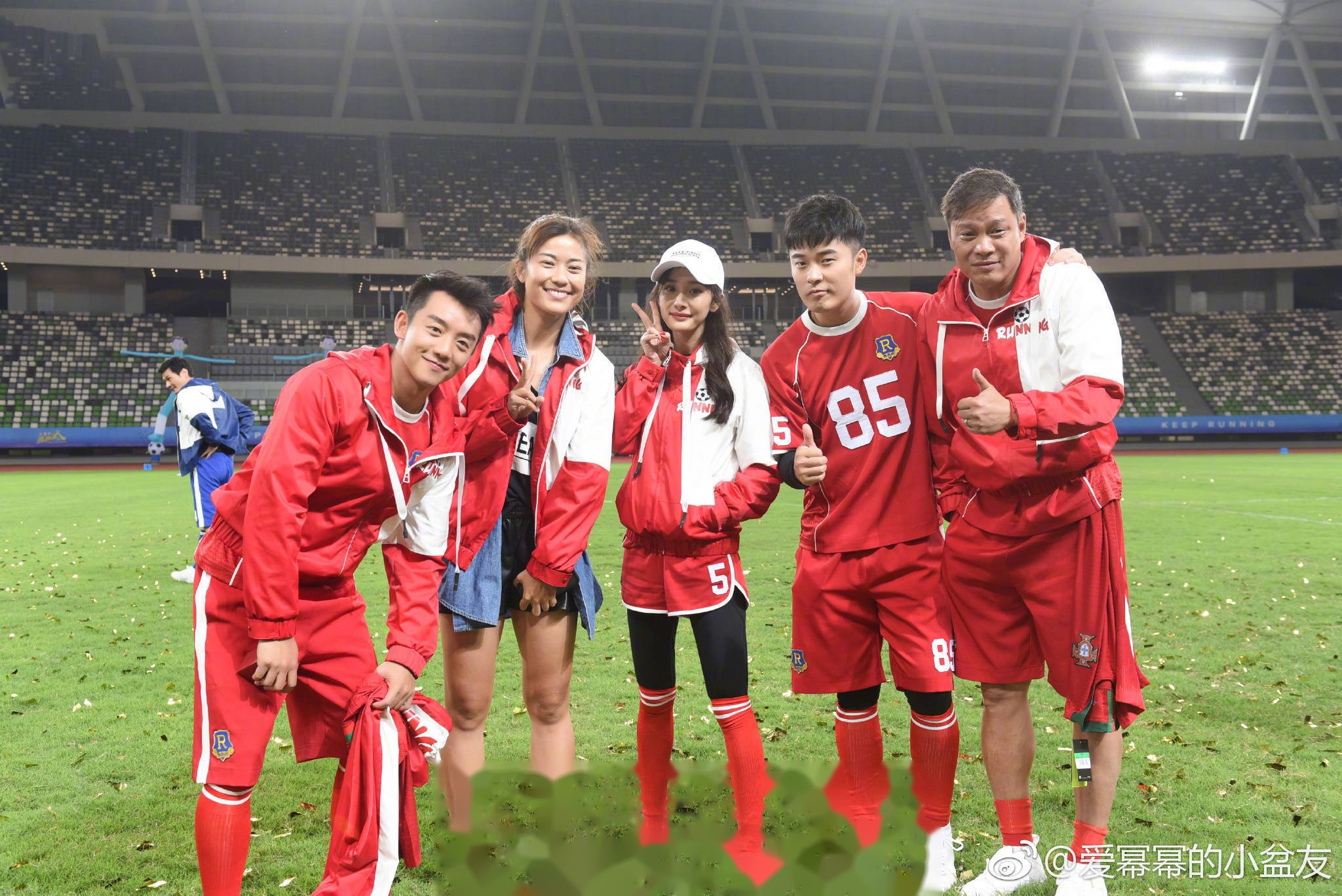 杨幂踢足球,身穿一套红色运动服,活力无极限,青春洋溢,是个元气满满的
