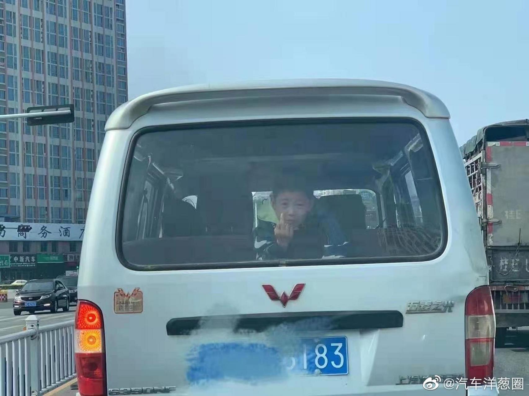 国际手势,表示"问候"[三哈]