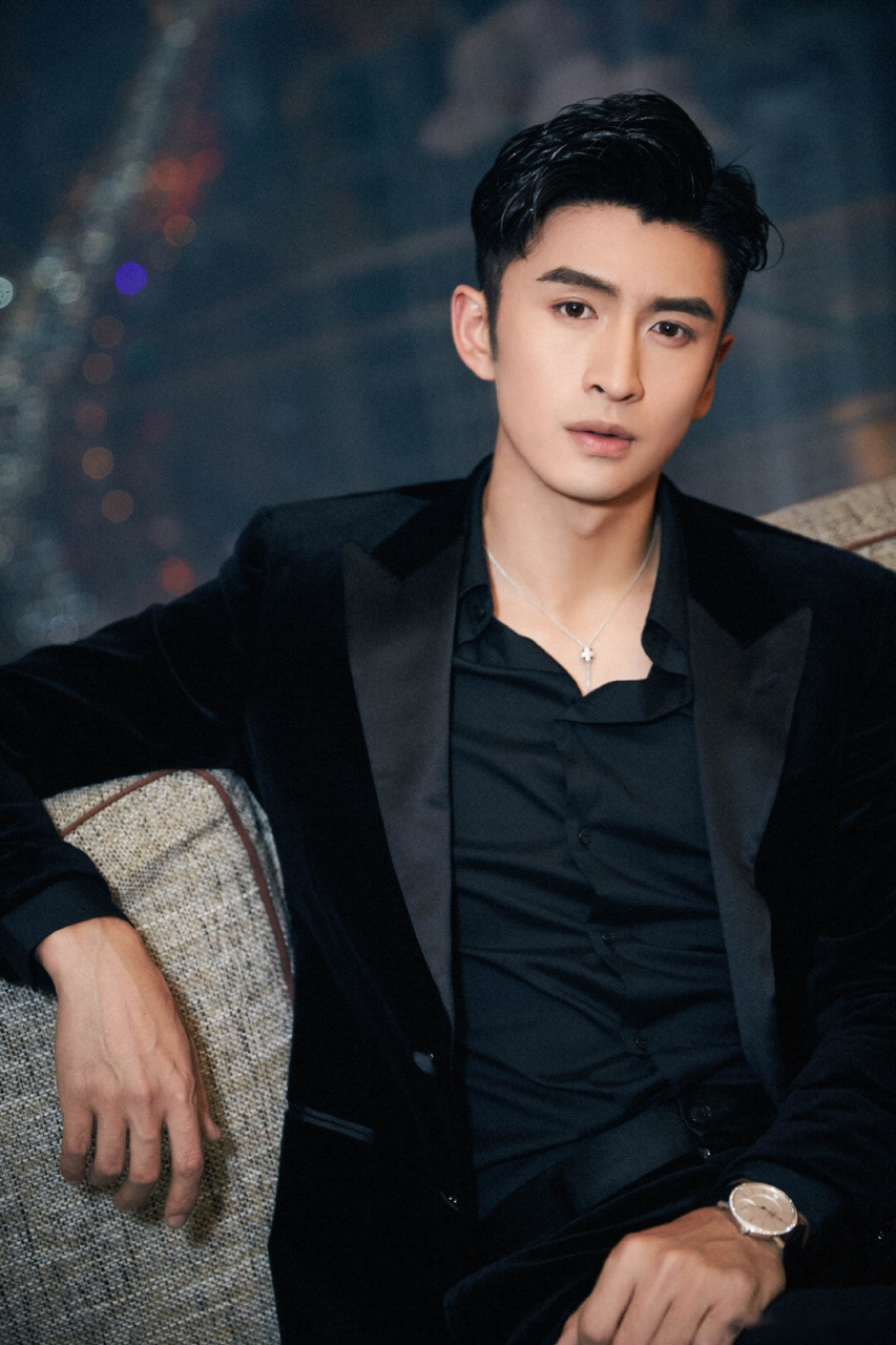 张云龙绿洲晒照,倒三角的身材,深邃的眼神,撩人的湿发,满屏的荷尔蒙.