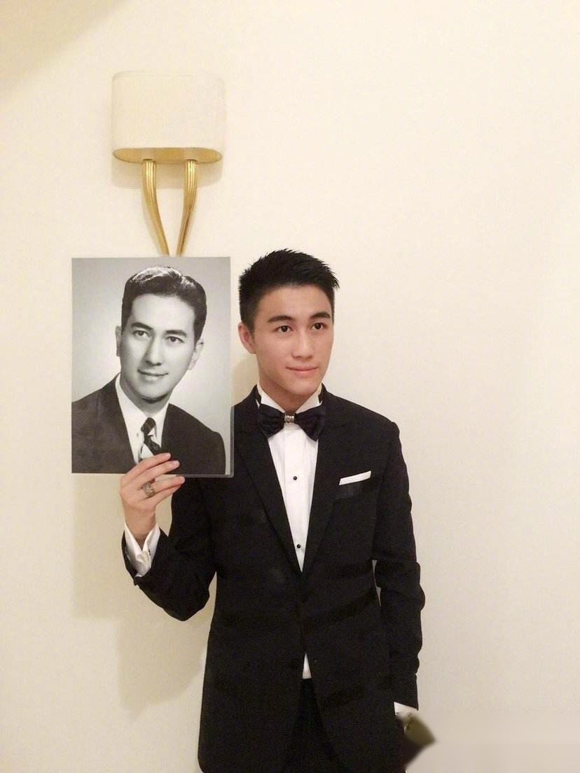 何猷君悼念何鸿燊,晒出儿时和父母,哥哥何猷亨的合照,悼念父亲,难掩