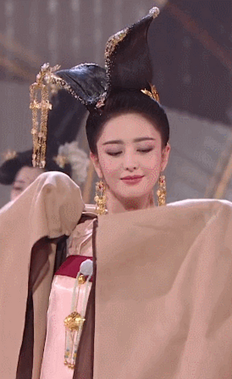 曾被批"懦弱,卑微"的佟丽娅,37岁一舞惊艳全网,活脱脱一个赵飞燕