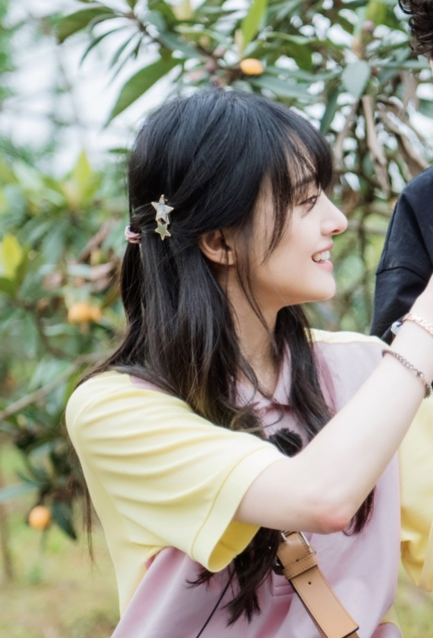 郑爽双星发夹摘枇杷的爽妹子上线啦奇妙小森林被郑爽的星星发夹给可爱