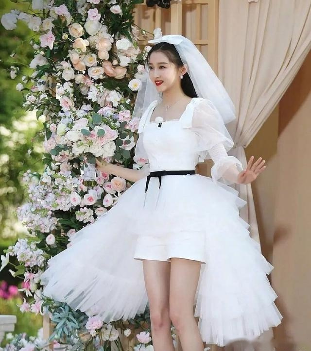 《奔跑吧》关晓彤婚纱造型清新可爱,鹿晗的小媳妇确实很美