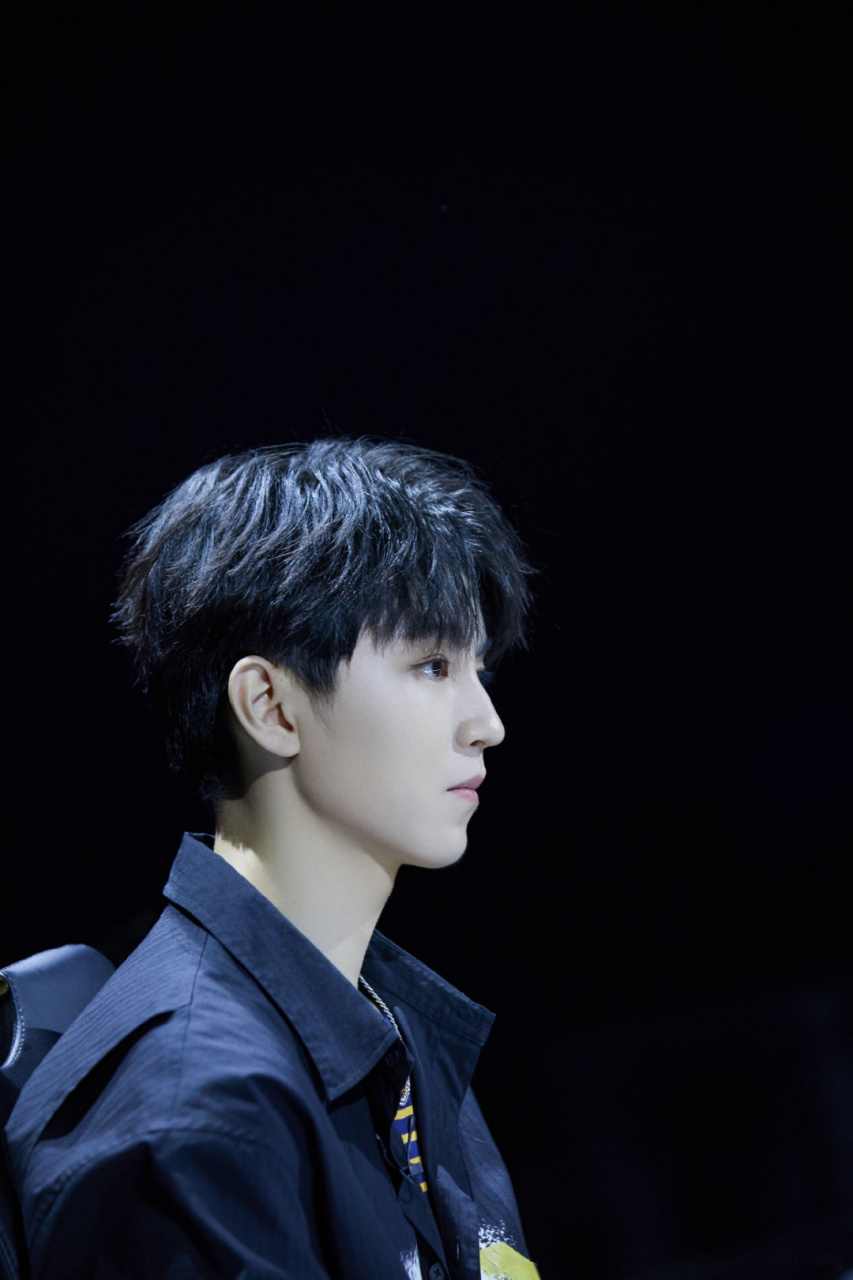 王俊凯我们的乐队#三字弟弟的新造型,白衬衫加上黑