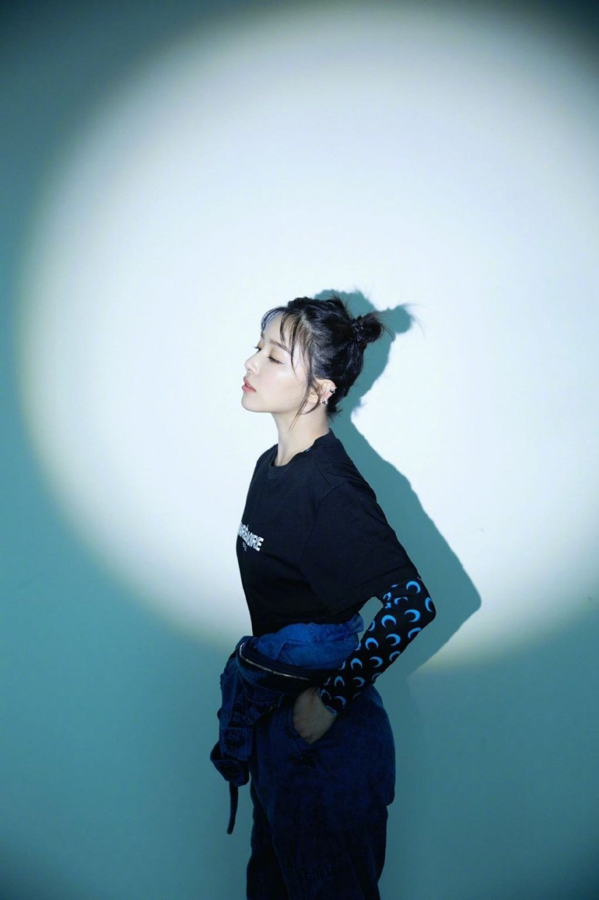 阚清子一身休闲舒适日常风造型,搭配清新元气丸子头,简单有型.