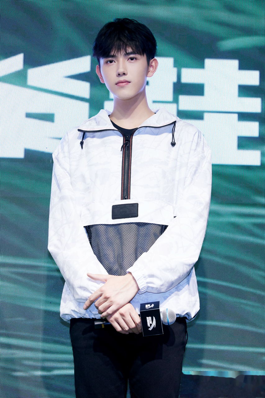 陈飞宇安踏品牌全球代言人@陈飞宇 清新亮相安踏巢鞋发布会,化身元气