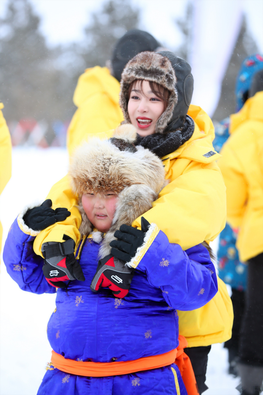 《高能少年团》今晚杨紫和"草原使者"小阿吉再度重逢,这是从冬到夏,从