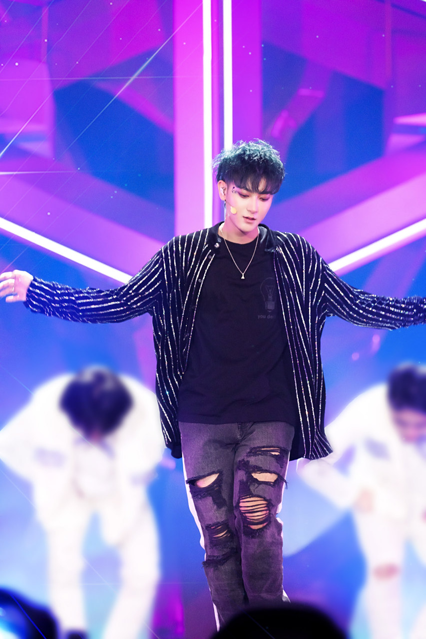 黄子韬@黄子韬冰激凌  astyle:热烈释放,燃炸能量 bstyle:元气清新