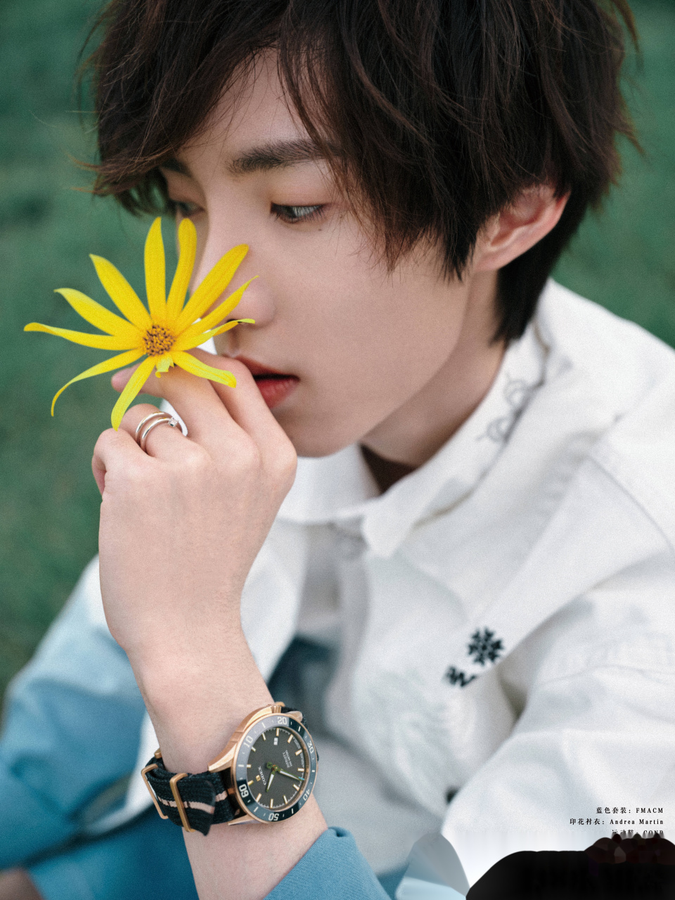 赵磊一组初秋写真释出,少年身穿渐变蓝牛仔外套,清爽十足[微风]手握