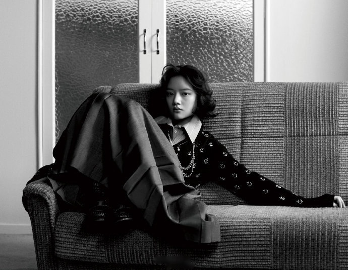 任敏公开一组复古慵懒大片,蓬松卷发在灵动双眸的衬托下更显俏皮,这个