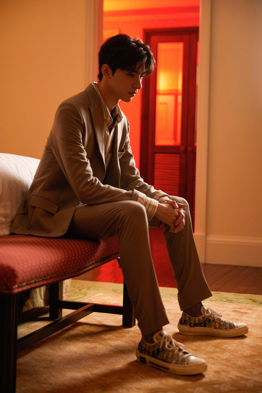 林一 一身纯色西服套装将身材优势展现的淋漓尽致,丝质条纹内搭叠穿