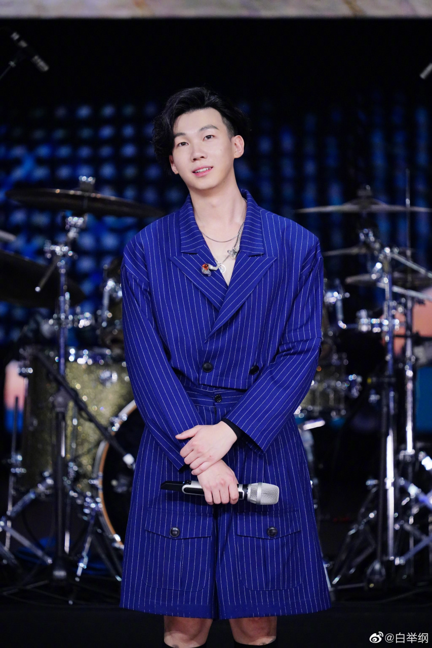 《乐队的夏天》专业乐迷看见水木年华岁数大就说人油腻,看见人白举纲