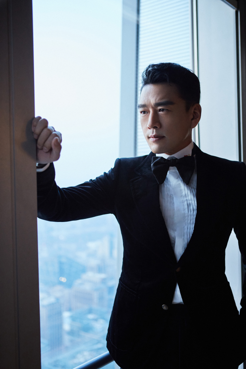 王耀庆# 简约黑色西装,诠释儒雅气质,格调不失温暖,感受时尚力量.