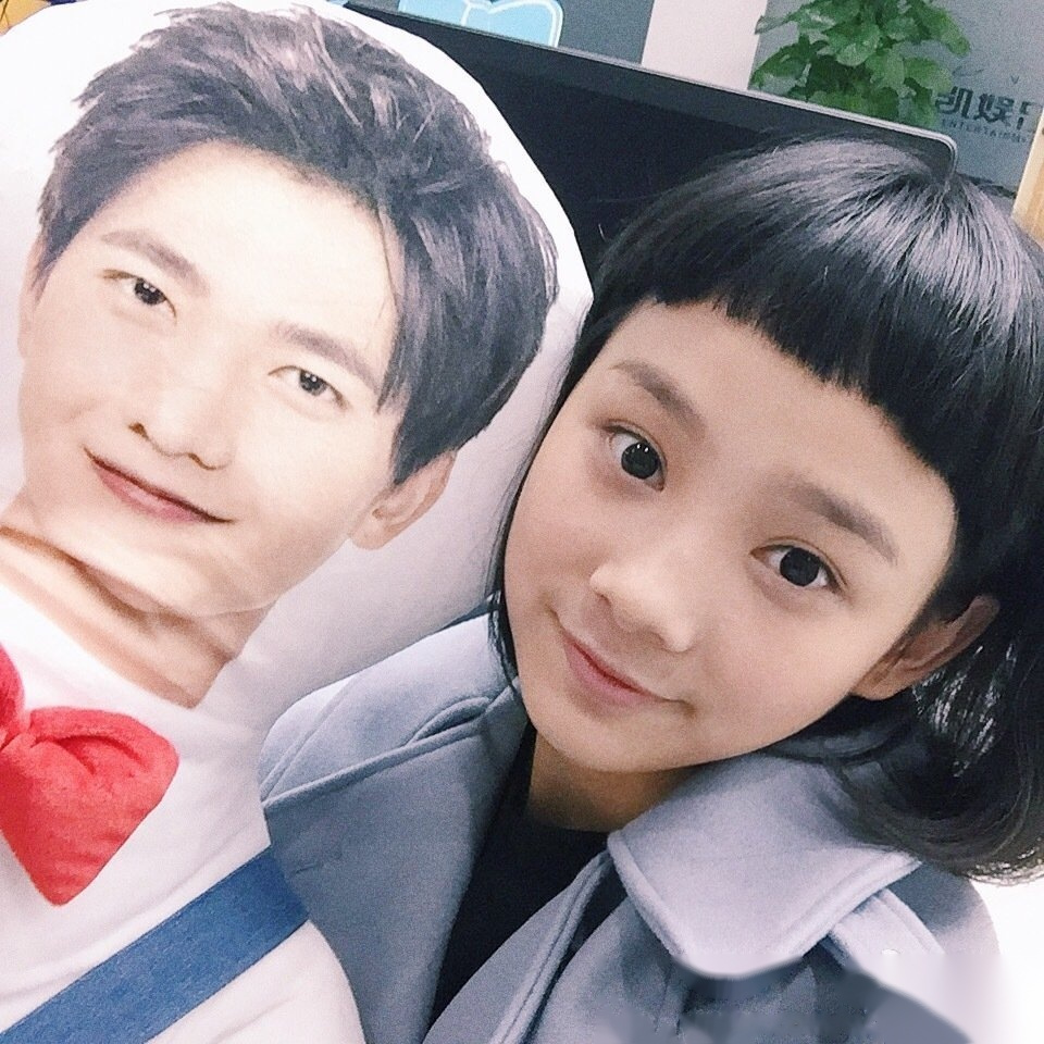 鲁照华小时候还有很多狗咬刘海,一时找不到图片,先看看她的这个刘海