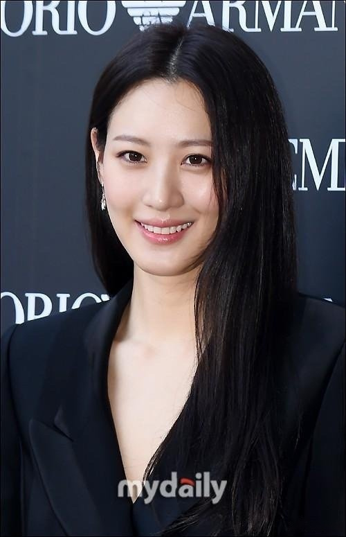 金秀贤2005年通过中韩超模大赛出道,曾出演《复仇者联盟2》等