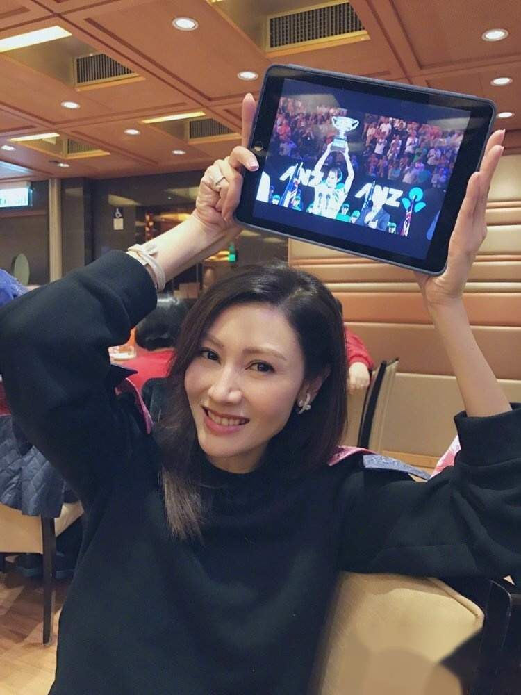 李嘉欣晒出最新自拍,[捂脸]这个空气刘海似乎不太适合大美人啊