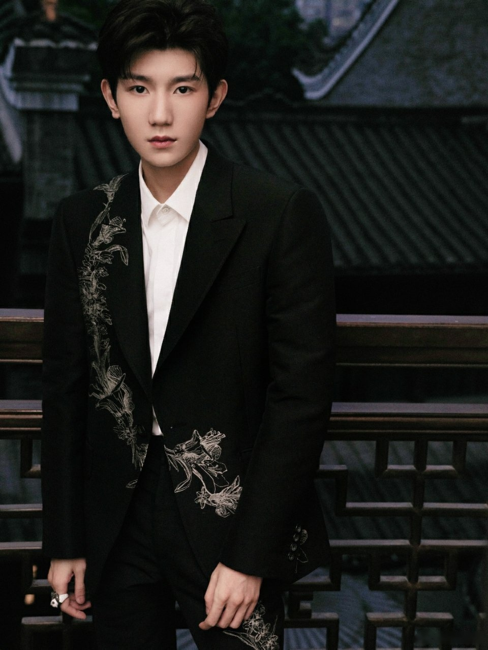 王源的西装合集!小源穿上西装可真的是太帅了!