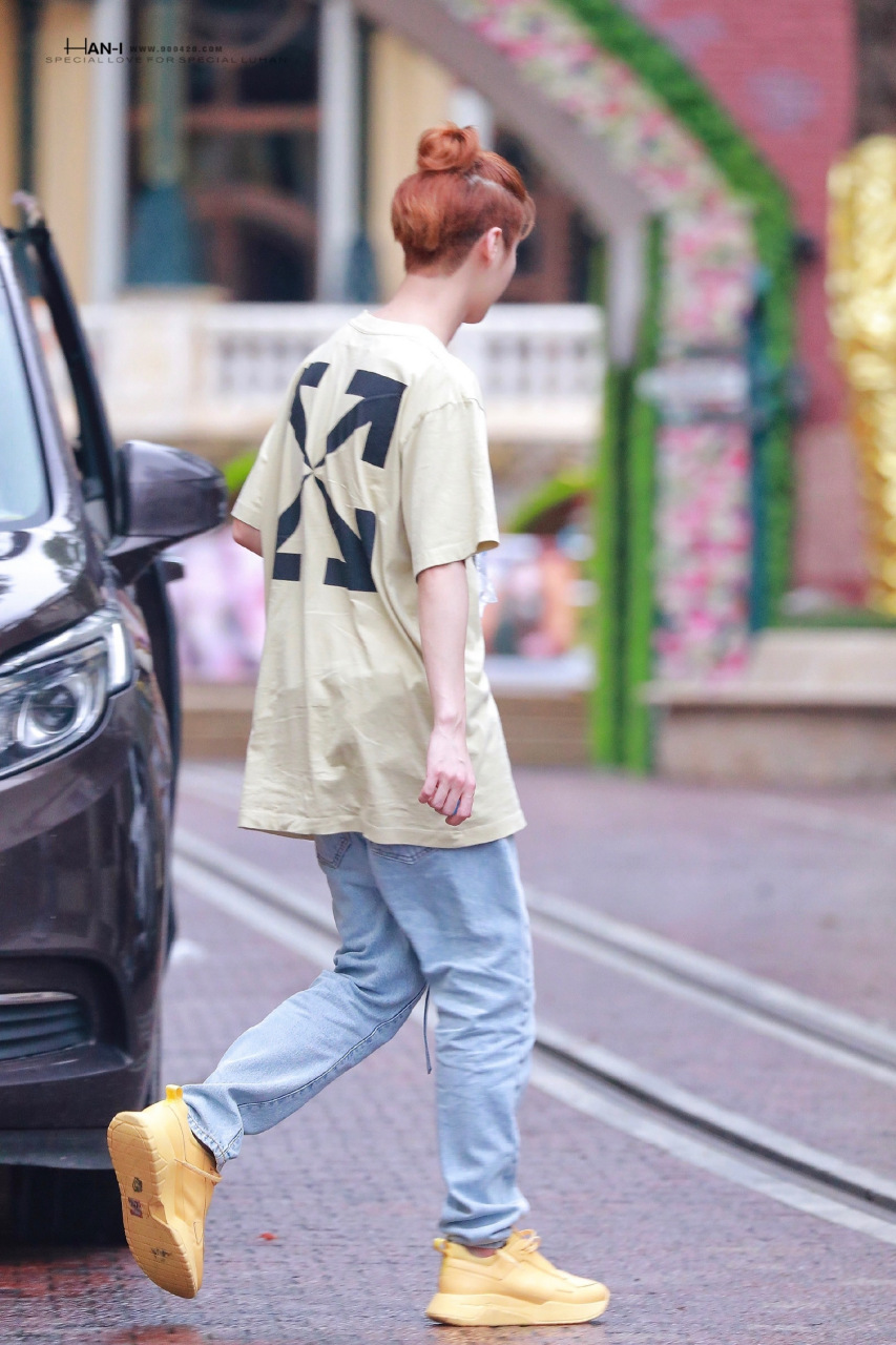 鹿晗小啾啾也太可爱了吧,谁家孩子跑出来了,一身嫩黄色look,也太好看