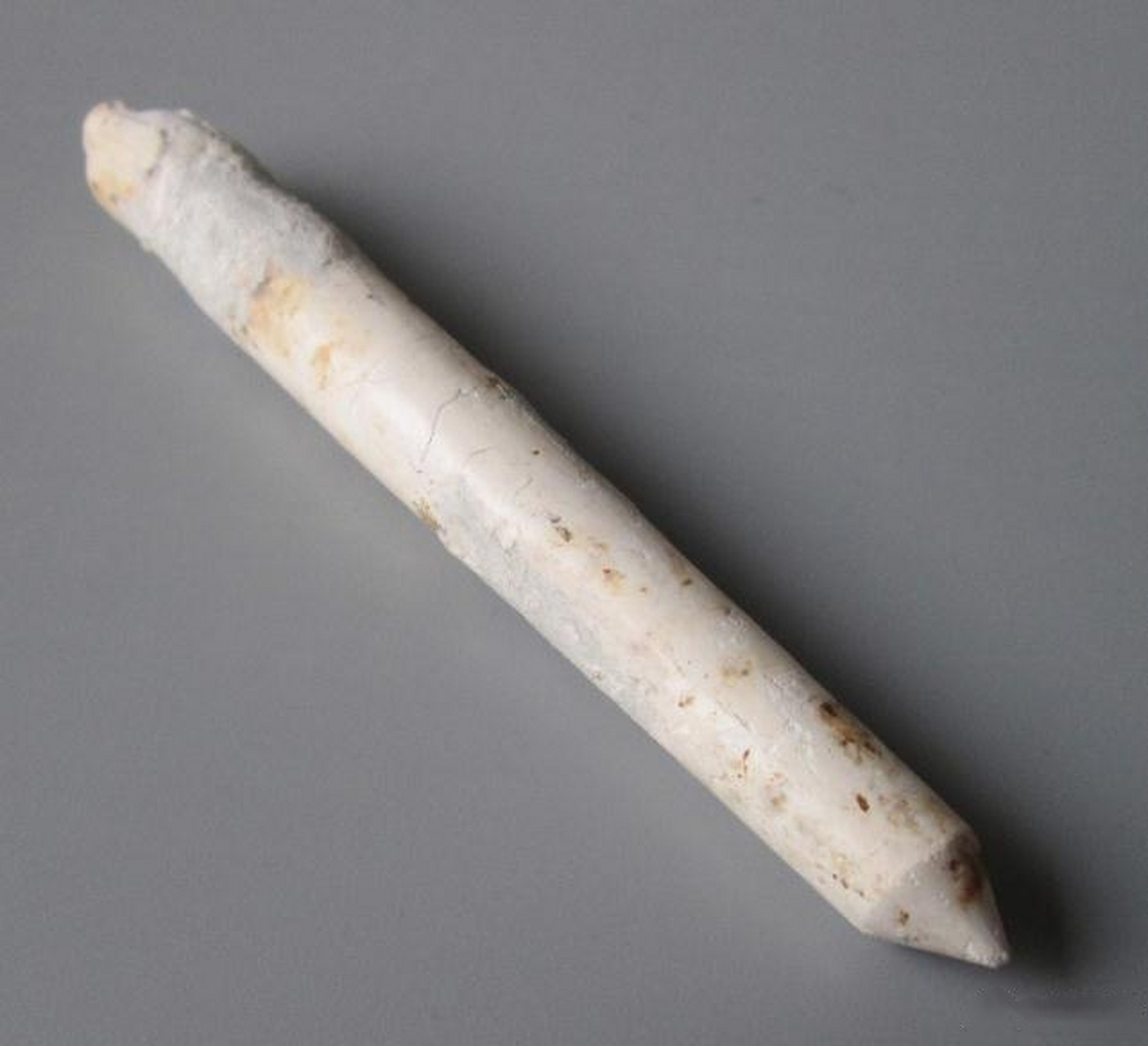 一截粉笔头,猜猜他的年纪,哪家小学用的?