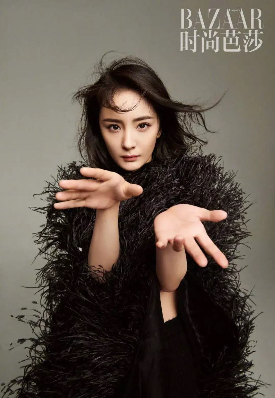 杨幂《时尚芭莎》封面造型分享,她真的很会利用双手摆pose!
