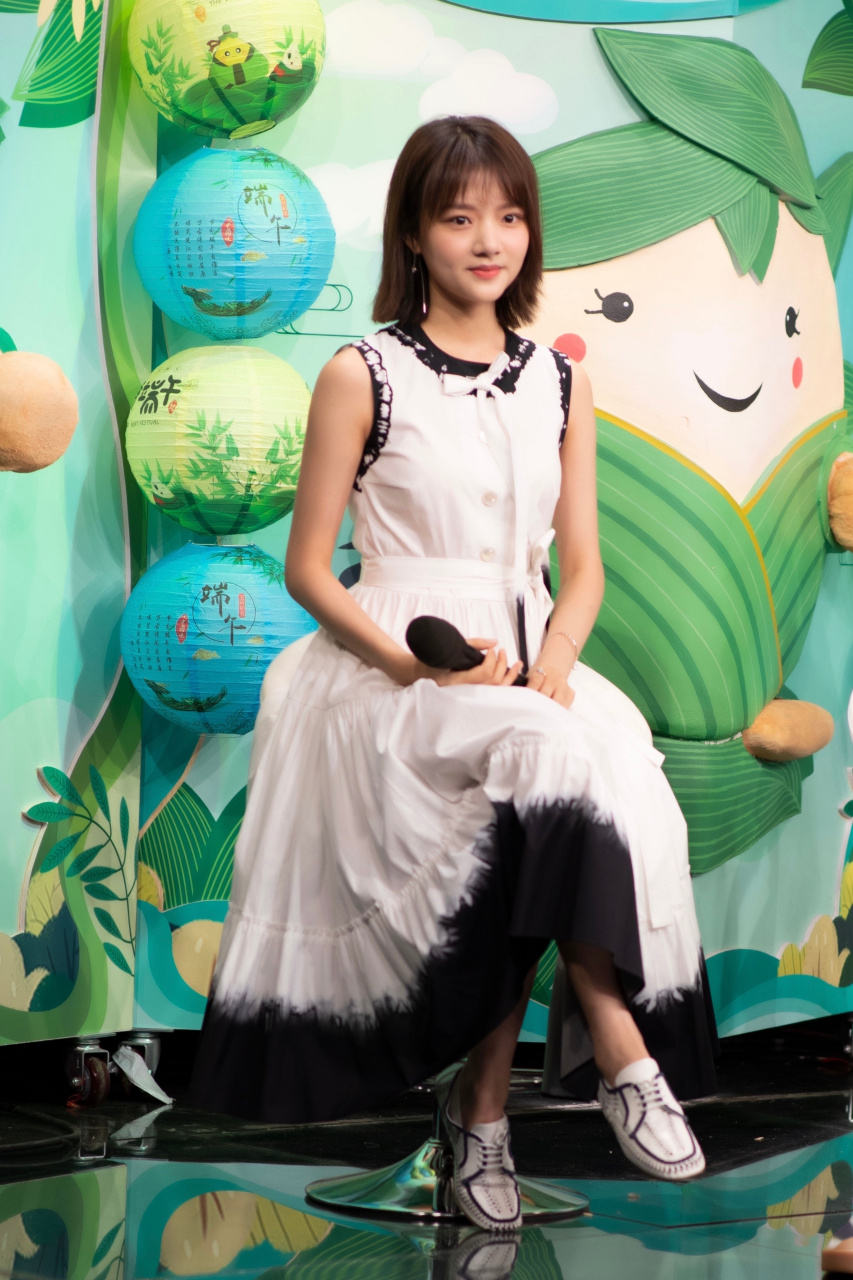 任敏  @任敏 受邀参加央视综艺端午特别节目《端午道安康》,一袭白色