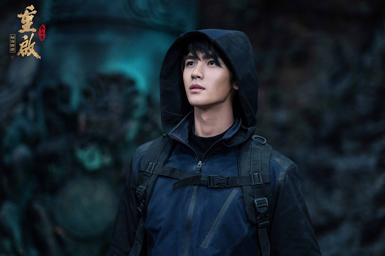 演员黄俊捷在剧中扮演的张起灵武力值爆棚,冷峻的脸庞中透着一丝鸦痧