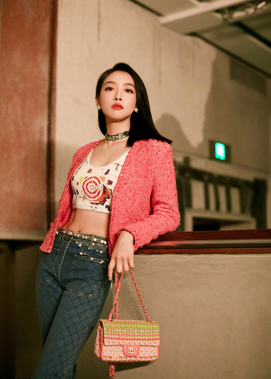 宋茜@宋茜 桃红系穿搭亮眼夺目,慕斯玫瑰短外套高雅大气,腹肌线条