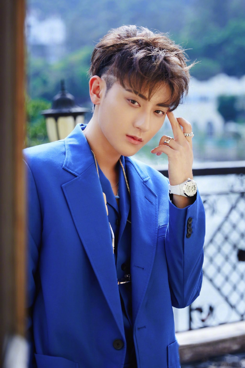 黄子韬金丝边链条眼镜,一身宝蓝色西服套装贵族范儿的韬教练@黄子韬