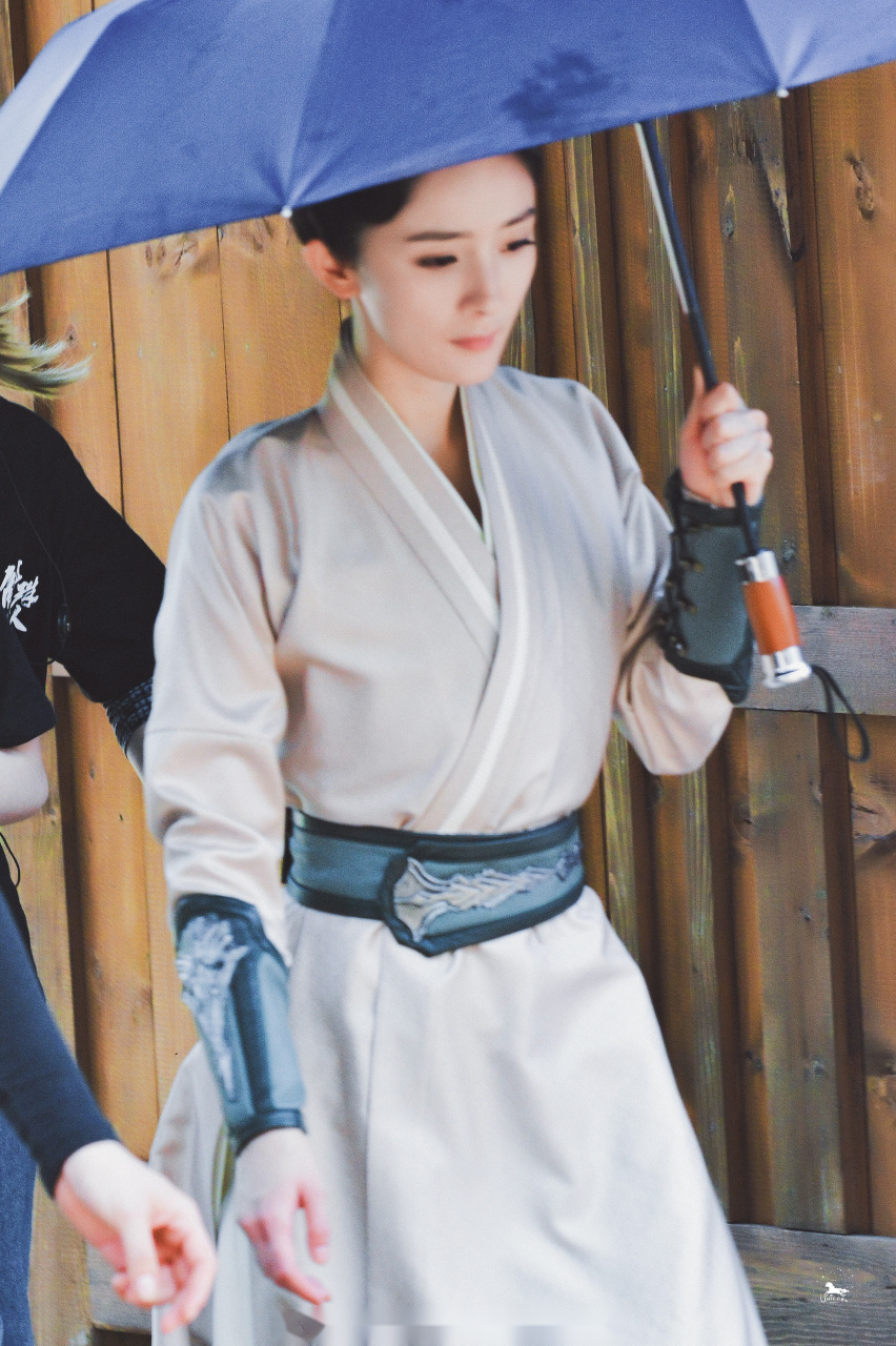 杨幂新剧《斛珠夫人》释出一张高马尾剧照,黑服傍身颇具别致风格,眼波