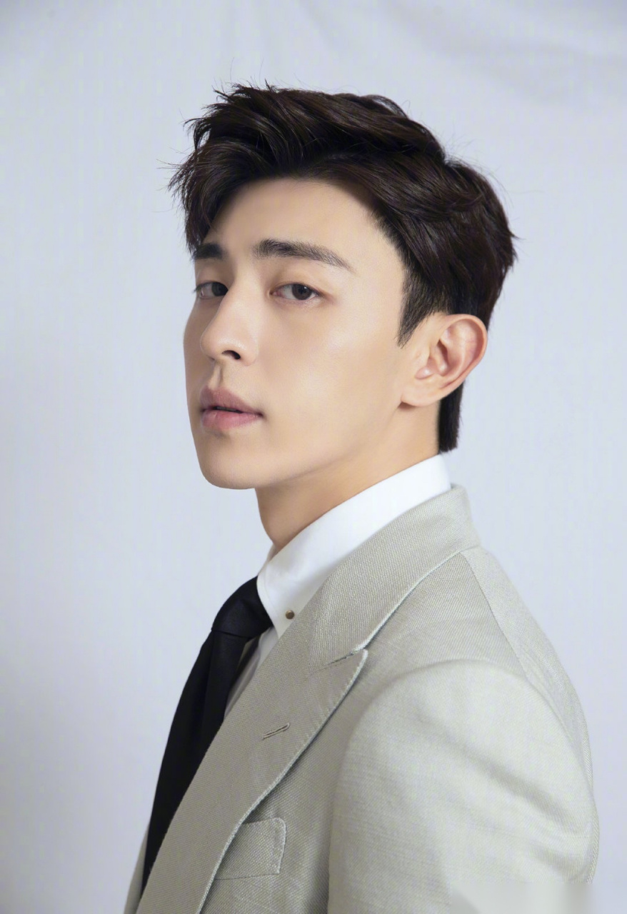 邓伦你像是夏日街头吹来的风,空气中翻涌着温柔[微风].