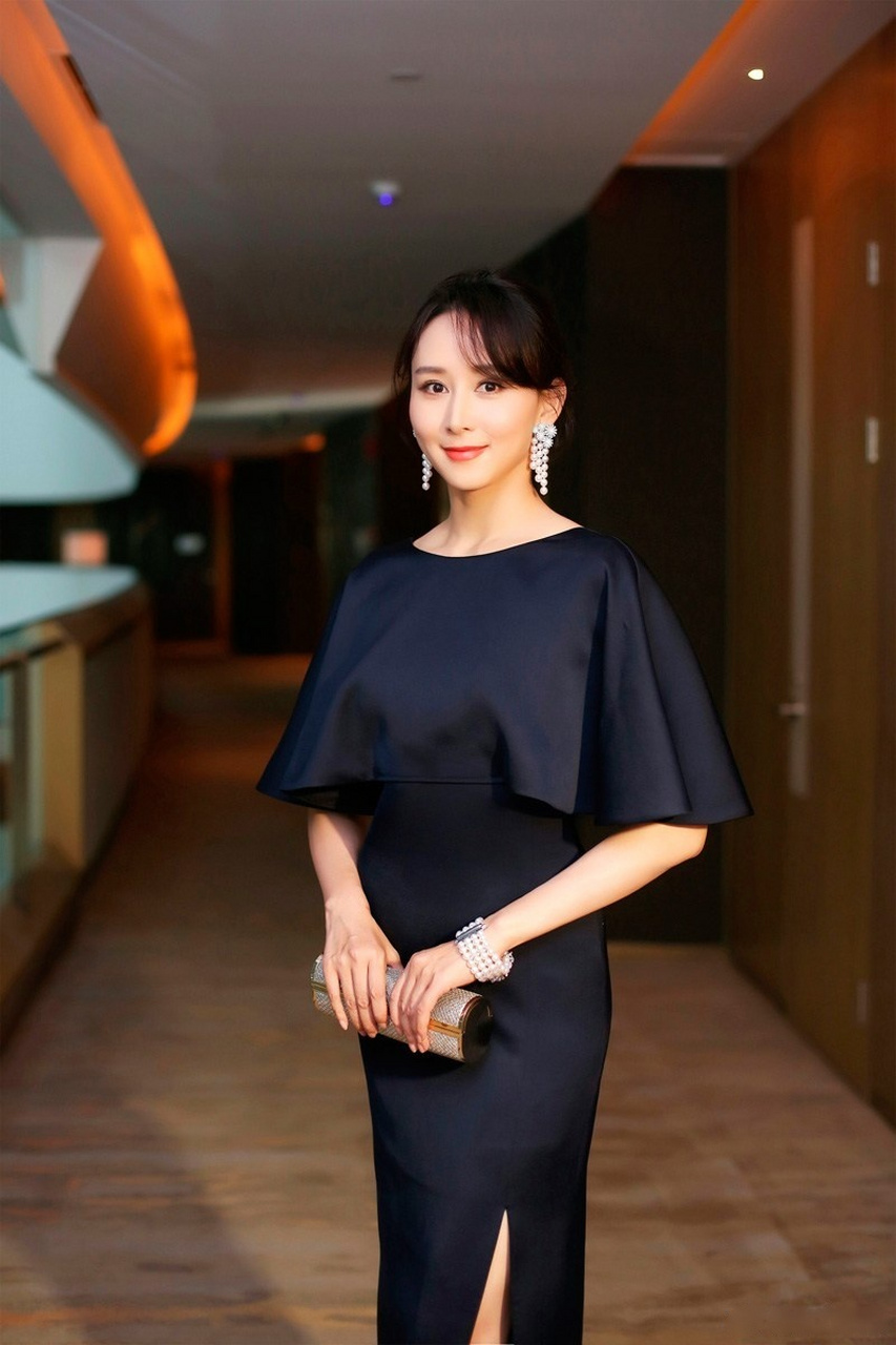 胡静着露背长裙优雅亮相.