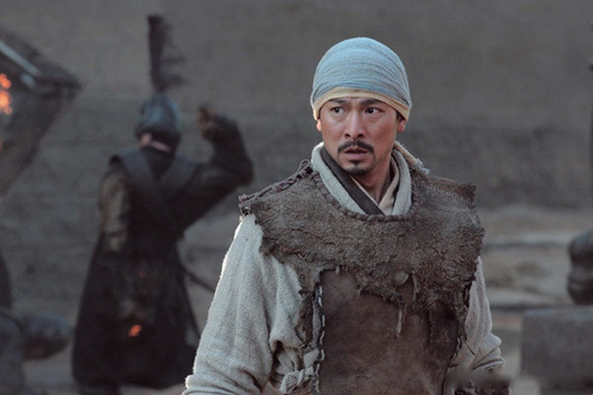 电影《墨攻》讲述了战国时期十万赵国军队攻打梁城,刘德华饰演的革离