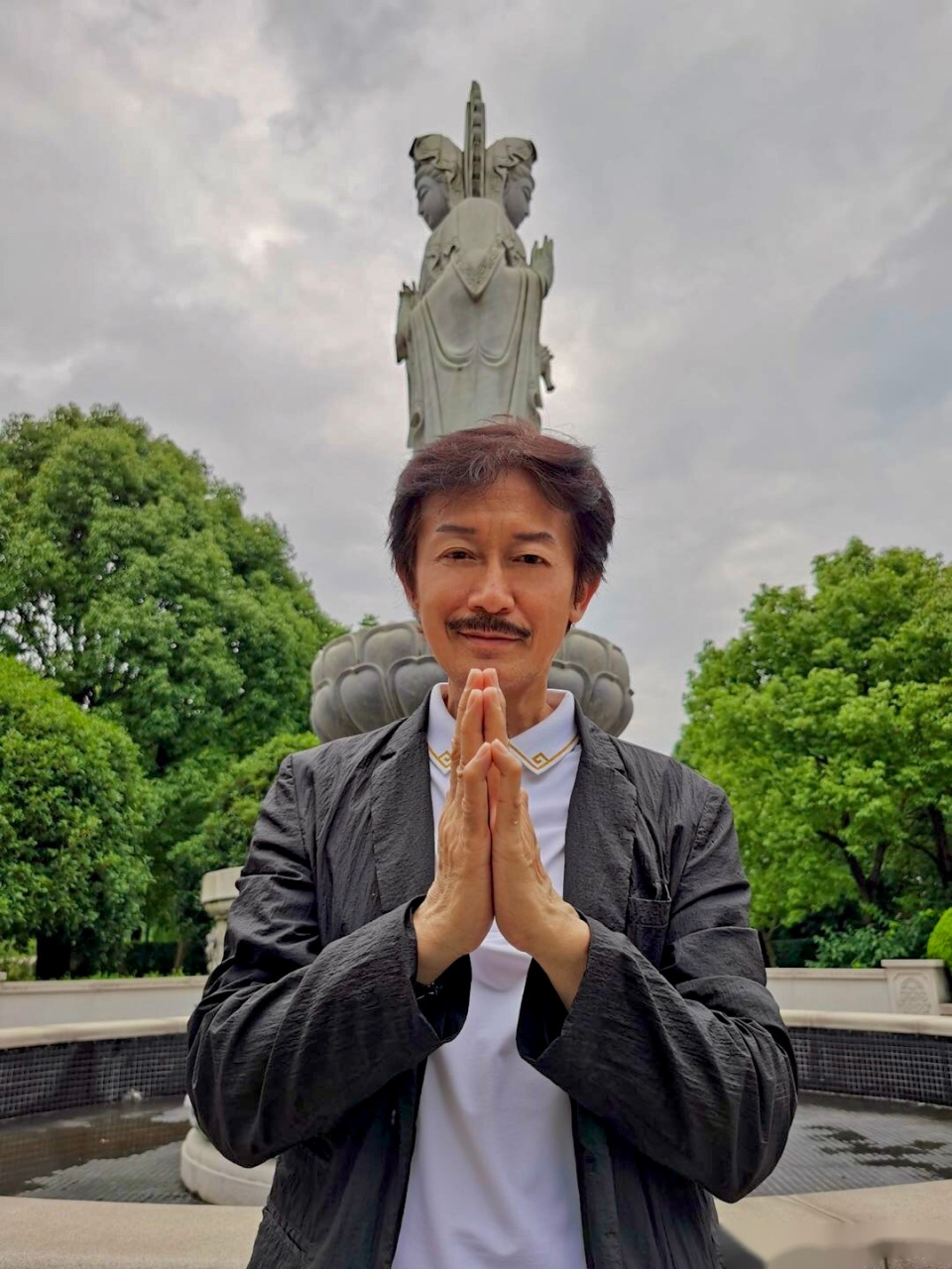 有句佛语说:"狂妄的人有救,自卑的人没有救!