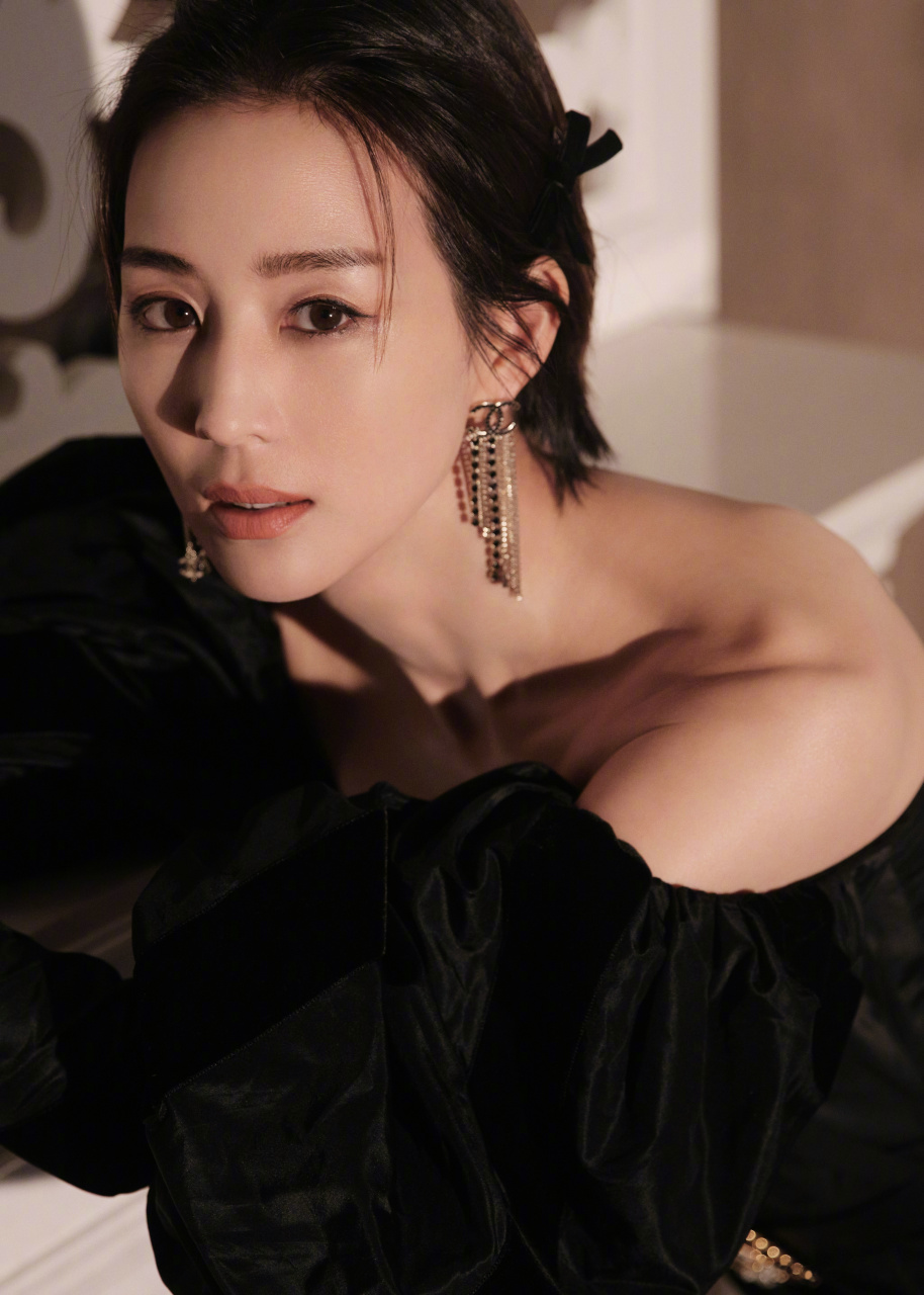 张钧甯泡泡袖露肩裙好喜欢@张钧甯 的这套look～黑色露肩裙装优雅