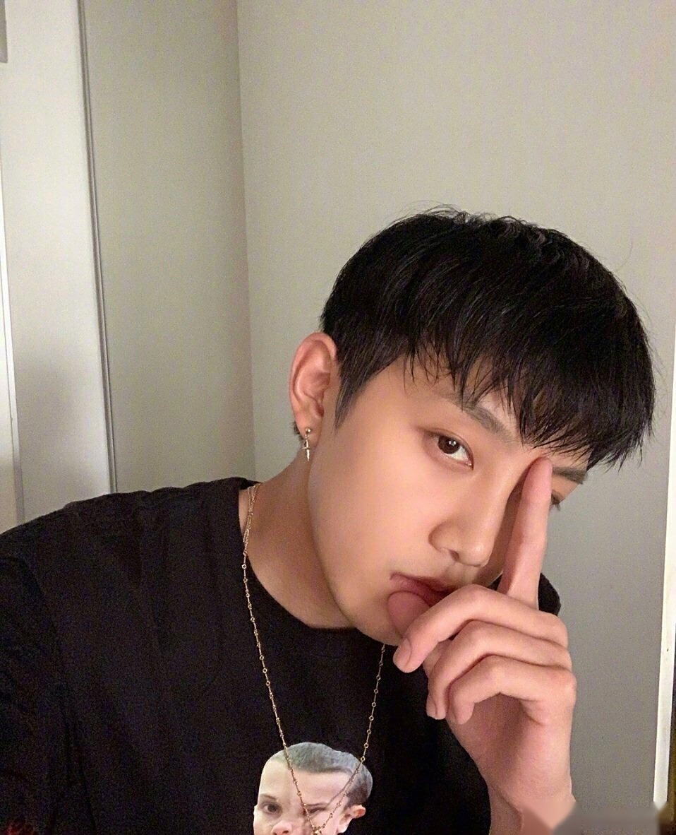 拍照角度千千万,直男自拍最"致命" 有颜任性各种角度hold的住[思]糫