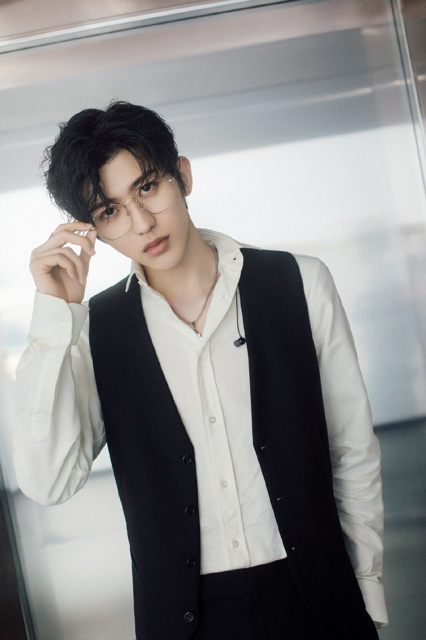 蔡徐坤黑丝带系在脖子上,演绎帅气成熟魅力.